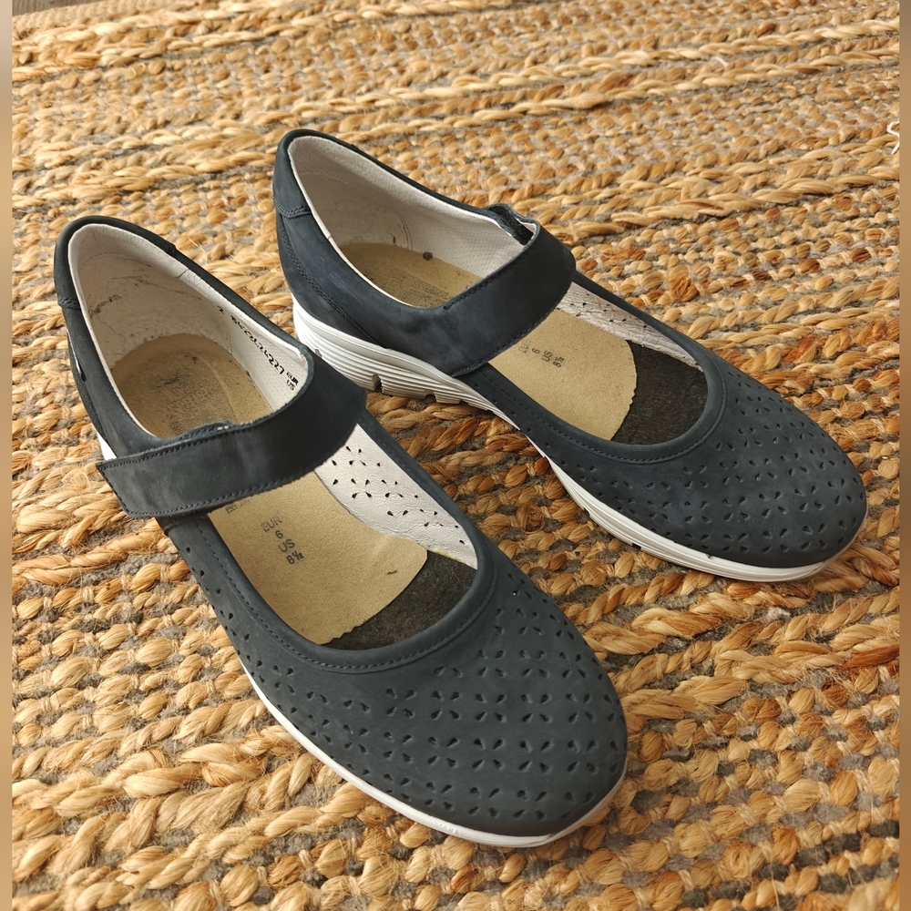 Mephisto Women's Yelina Perf Mary Jane 8.5 US Dark Blue Leather